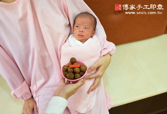 方弟弟(新北中和區到府嬰兒寶寶滿月剃頭理髮、免費到府嬰兒剃胎毛儀式吉祥話)。到府剃頭剃胎毛主持、專業拍照、DVD光碟、證書。★購買「臍帶章、肚臍章、胎毛筆刷印章」贈送：剃頭、收涎、抓周，三選一。2015.11.19 照片7